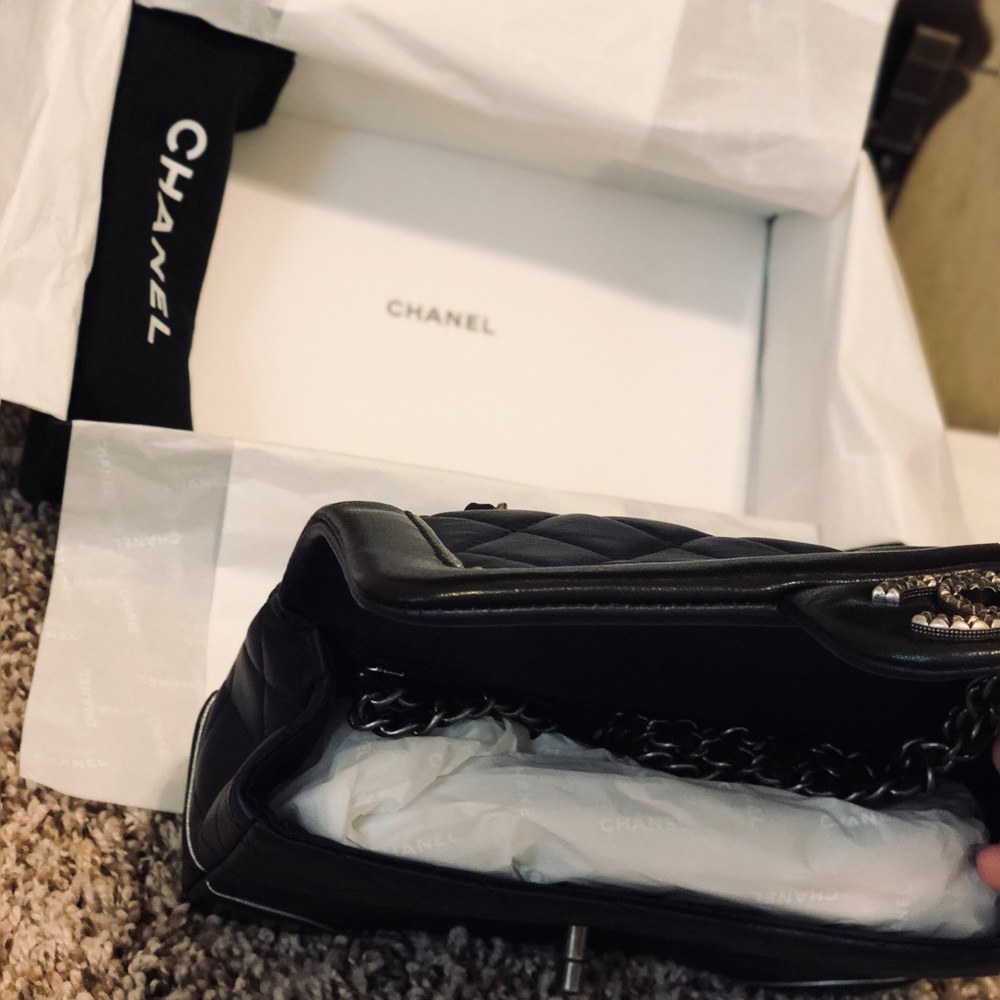 Authentic Chanel bag - Picture 4 of 7